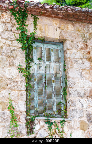 Alte Fenster Details der Tatoi Palace, eine ehemalige griechische Sommerresidenz der königlichen Familie und Geburtsort von König Georg II. von Griechenland. Stockfoto