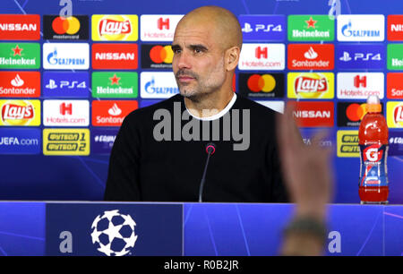 Charkow, Ukraine - Oktober 23, 2018: Manchester City Manager Josep "Pep" guardiola betreut die Presse- Konferenz nach dem UEFA Champions League Spiel ein Stockfoto