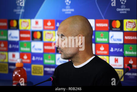 Charkow, Ukraine - Oktober 23, 2018: Manchester City Manager Josep "Pep" guardiola betreut die Presse- Konferenz nach dem UEFA Champions League Spiel ein Stockfoto