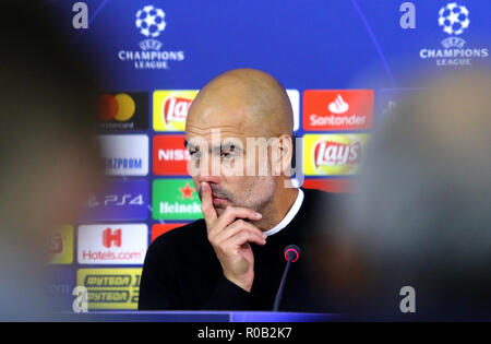 Charkow, Ukraine - Oktober 23, 2018: Manchester City Manager Josep "Pep" guardiola betreut die Presse- Konferenz nach dem UEFA Champions League Spiel ein Stockfoto