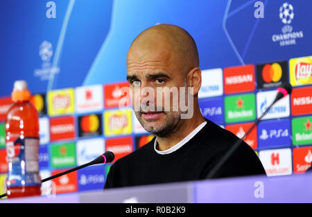 Charkow, Ukraine - Oktober 23, 2018: Manchester City Manager Josep "Pep" guardiola betreut die Presse- Konferenz nach dem UEFA Champions League Spiel ein Stockfoto