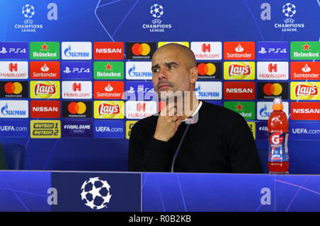 Charkow, Ukraine - Oktober 23, 2018: Manchester City Manager Josep "Pep" guardiola betreut die Presse- Konferenz nach dem UEFA Champions League Spiel ein Stockfoto