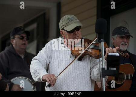 Usa - November 3, 2018: Willow Zweig bluegrass Band spielt während der Unison Heritage Day Ereignisse, die heute auf der Hauptstraße in der Vill gehalten wurden Stockfoto