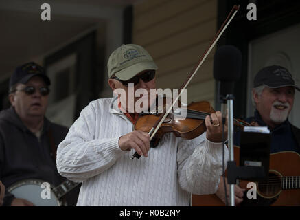 Usa - November 3, 2018: Willow Zweig bluegrass Band spielt während der Unison Heritage Day Ereignisse, die heute auf der Hauptstraße in der Vill gehalten wurden Stockfoto