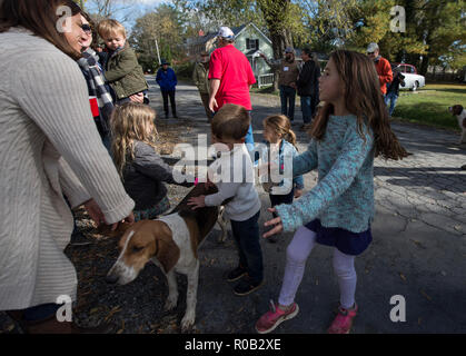 Usa - November 3, 2018: Unison Heritage Day Ereignisse wurden heute auf der Hauptstraße im Dorf statt mit Nachbarn aus Fox des Piemont Jagd Stockfoto