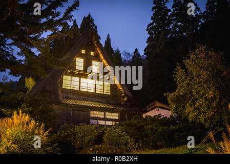 Traditionelle Häuser im gassho Stil in Ainokura Dorf. Weltkulturerbe der UNESCO in der Präfektur Toyama in Japan. Stockfoto