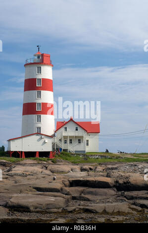 Schönen roten und weißen Leuchtturm in Pointe-des-Monts Baie-Trinité Quebec Stockfoto