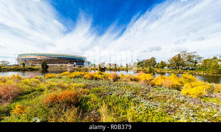 Chevron Parklandschaft und Stadion Park mit See und einheimischer Pflanzen neben Optus Stadion in Burswood. Stockfoto