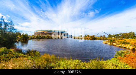 Chevron Parklandschaft und Stadion Park mit See und einheimischer Pflanzen neben Optus Stadion in Burswood Stockfoto