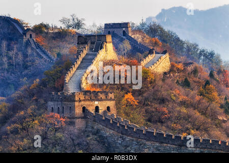 Die große Mauer von China in einem fernen Blick mit Druckluft Türme und Wandsegmente während der Herbst in den Bergen in der Nähe von Beijing als alte fortifica Stockfoto