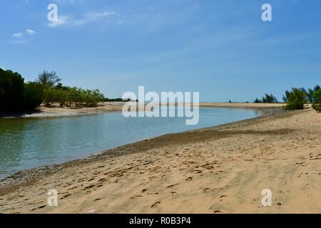 Der flussmündung von rollingstone Creek bei Balgal Beach, QLD, Australien Stockfoto