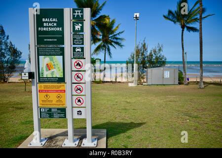 Balgal beach Vorland mit Essig für die stingers, Balgal Beach, QLD, Australien Stockfoto