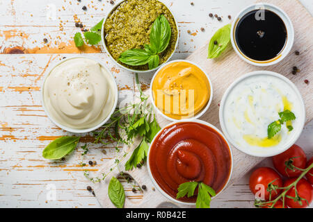 Auswahl an verschiedenen Saucen in Schalen Stockfoto