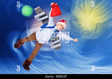 Junge Santa Claus fliegen in die futuristische space Sky mit Geschenken für Weihnachten auf einem Jet Pack Stockfoto