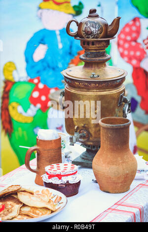 Urigen alten Kochgeschirr mit einem Kupfer samowar Vintage Style Stockfoto