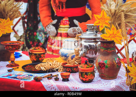 Russische Tabelle mit Samowar und Bagels zu Fastnacht Stockfoto