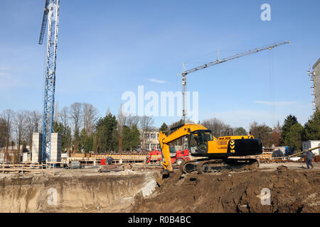Bagger und Kräne auf der Baustelle Stockfoto