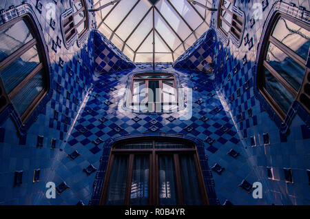 Innenhof des Casa Batlo in Barcelona, Spanien, Europa ab dem 3. Stock gesehen Stockfoto
