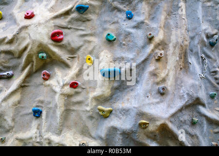 Künstliche Kletterwand mit unterschiedlich großen Griffe Stockfoto