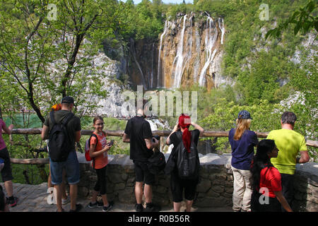 Kroatien PLITVICE, 29. APRIL 2018: die Gruppe der Touristen nimmt Bilder der Wasserfall im Nationalpark Plitvicer Seen, Kroatien Stockfoto