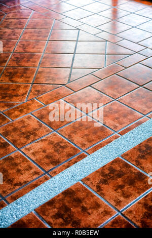 Badezimmer mit Mosaikfliesen und Wand WC und Badewanne und hinter der