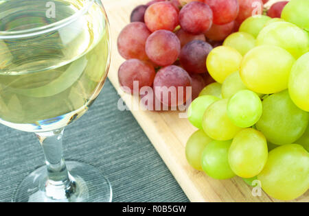Trauben und Wein auf dem Tisch Stockfoto