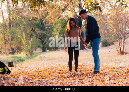 Paar kicking Blätter Gefühl glücklich und froh. Stockfoto