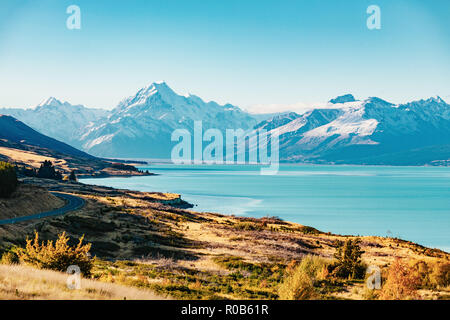 Weg zum Mount Cook, dem höchsten Berg in Neuseeland. Scenic Highway fahren Sie entlang des Lake Pukaki in Aoraki Mount Cook National Park, South Island von neuen Eifer Stockfoto