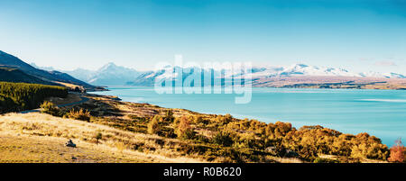 Weg zum Mount Cook, dem höchsten Berg in Neuseeland. Scenic Highway fahren Sie entlang des Lake Pukaki in Aoraki Mount Cook National Park, South Island von neuen Eifer Stockfoto