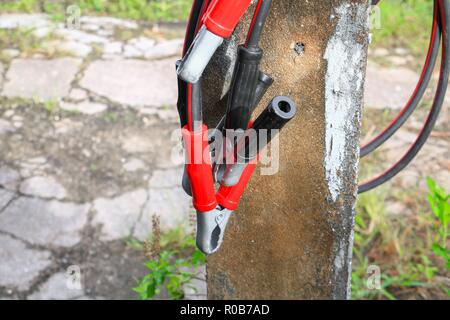 Überbrückungskabel, Auto Batterie mit Rot und Schwarz Stockfoto