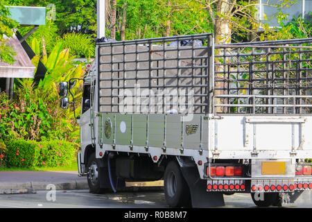 Alte Lkw auf einem Parkplatz Stockfoto