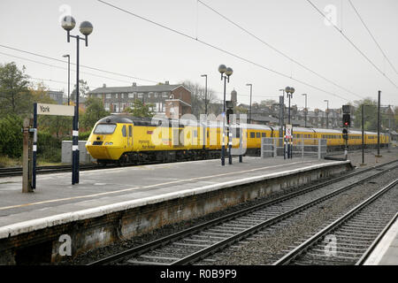 Neue Messung Schienennetz der Eisenbahn nähern York Station bei starkem Regen. Stockfoto