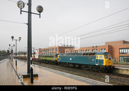 Klasse 47 Diesellokomotiven D 1924 (47810) "Crewe Diesel Depot' und 1733 (47853) schleppen, der "Herr der Inseln" railtour in York, Großbritannien. Stockfoto