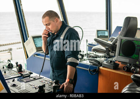 Marine nautischer Offizier ist Berichterstattung von UKW-Radio Stockfoto