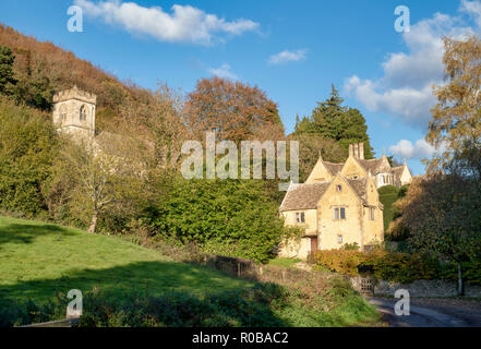 Owlpen Manor Estate am Nachmittag Licht im Herbst. Owlpen, Gloucestershire, Cotswolds, England Stockfoto