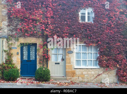 Sheep Street Cottages in Boston Efeu am frühen Morgen herbst Nebel, Stow auf der Wold, Gloucestershire, Cotswolds, England Stockfoto