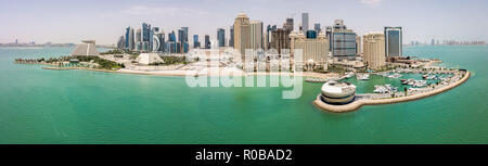 Die Skyline von Doha, Katar. Moderne reichen Nahen Osten Stadt der Wolkenkratzer, Luftaufnahme bei gutem Wetter, Mittag, während der heiße, trockene Sommer, mit Blick auf m Stockfoto