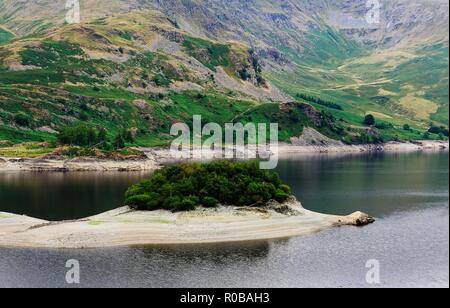 Holz Howe Island in einer niedrigen Haweswater Stockfoto