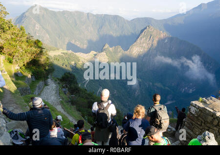 Touristen in der Sonne Tor, auf dem Inka Trail, Huayna Pichu und Machu Pichu in Peru Stockfoto