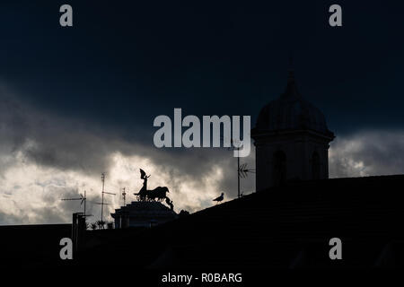 Silhouette der Sieg Statue, die Göttin Victoria, auf Vittoriano Gebäude in Rom Stockfoto