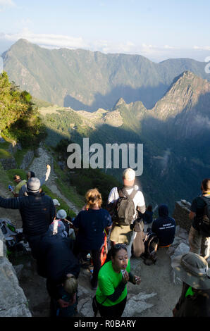 Touristen in der Sonne Tor, auf dem Inka Trail, Huayna Pichu und Machu Pichu in Peru Stockfoto