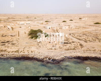 Antike alte arabische perlend und Fischerdorf Al Jumail, Katar ruiniert. Die Wüste an der Küste des Persischen Golfs. Verlassene Moschee mit Minarett. Verlassene Stadt Stockfoto