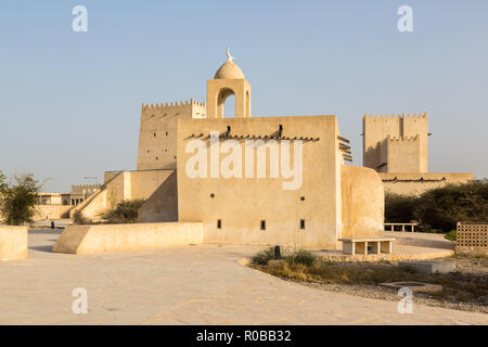 Barzan Wachtürmen und einer alten Moschee errichtet, mit Coral Rock und Kalkstein, Umm Salal Mohammed Fort Türmen, alten arabischen Festung in der Nähe von Umm Salal Stockfoto