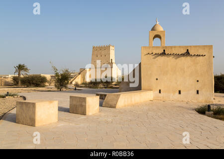 Barzan Wachtürmen und einer alten Moschee errichtet, mit Coral Rock und Kalkstein, Umm Salal Mohammed Fort Türmen, alten arabischen Festung in der Nähe von Umm Salal Stockfoto