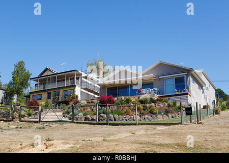 Daylesford, Australien: 23. März 2018: Großes Einfamilienhaus mit Garten Zaun und Veranda in der kleinen Stadt Daylesford - Australien. Stockfoto