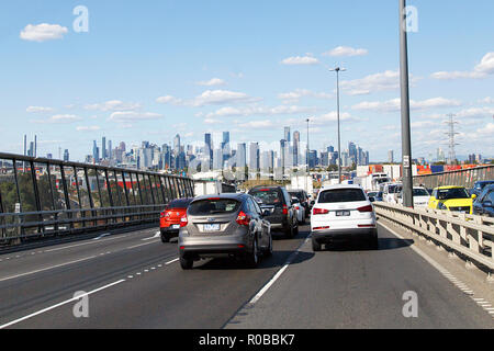 Melbourne, Australien: 23. März 2018: der Verkehr auf der Autobahn auf die West Gate Bridge auf der M1 in Melbourne Stockfoto