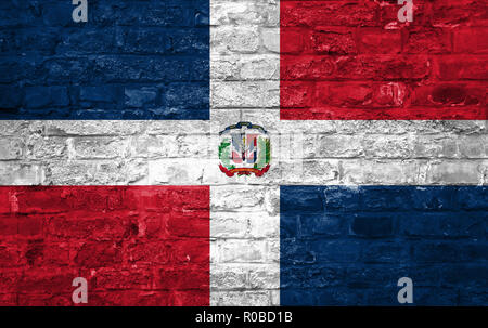 Flagge Dominikanische Republik über eine alte Mauer Hintergrund, Oberfläche Stockfoto
