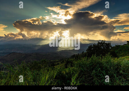 Sun burst aus einer Wolke. Über Berg sunbeam Hoffnung und Traum Konzept. Die große Kraft der Natur. Stockfoto