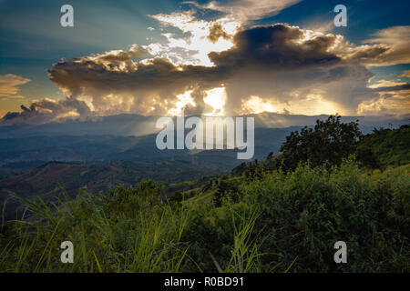 Sun burst aus einer Wolke. Über Berg sunbeam Hoffnung und Traum Konzept. Die große Kraft der Natur. Stockfoto