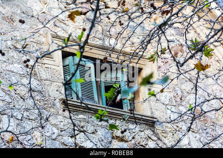 Fenster "Details der Tatoi Palace, eine ehemalige griechische Sommerresidenz der königlichen Familie und Geburtsort von König Georg II. von Griechenland. Stockfoto